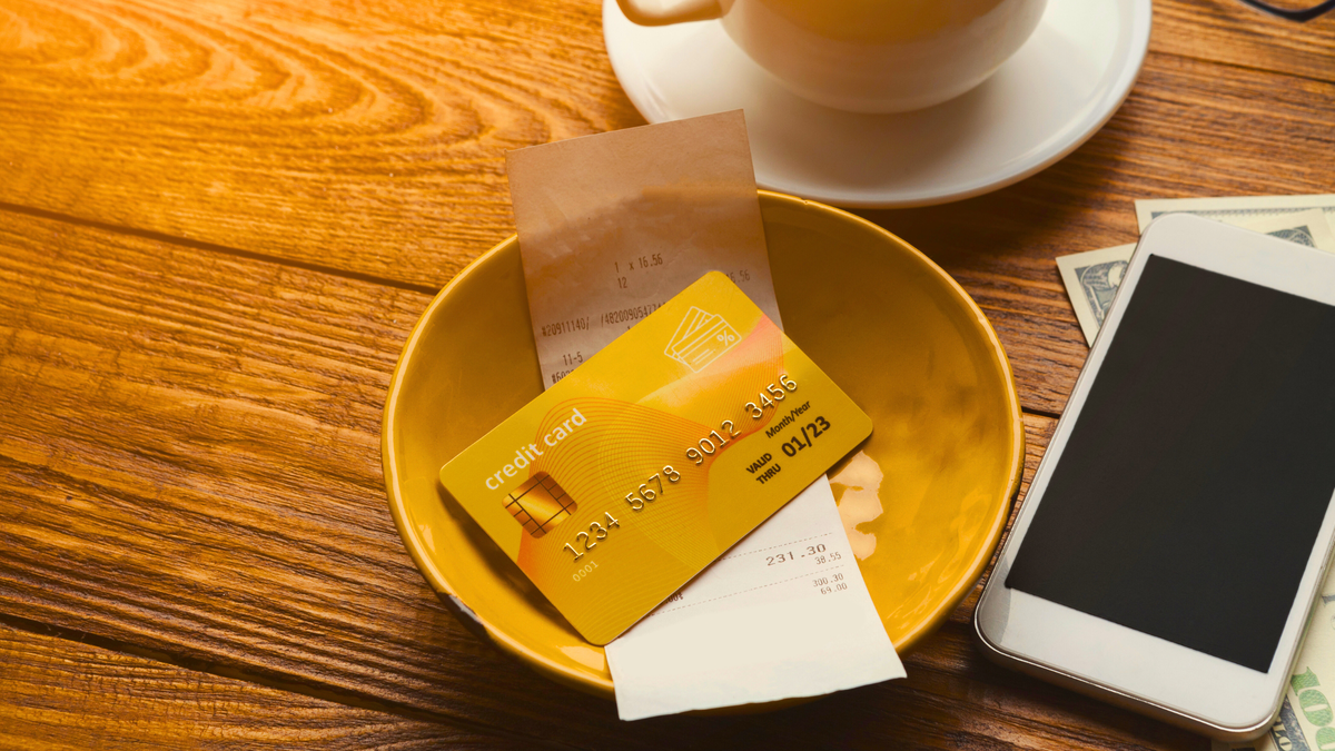 Vacaciones más seguras: al pagar con tarjeta física en restaurantes hay una alta exposición a posibles clonaciones.