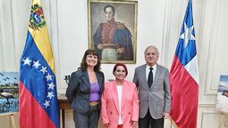 La viceministra de Turismo de Venezuela, Leticia Gómez (al centro), junto a la representante comercial de Hover Tours, Ximena Veliz; y el Embajador de Venezuela en Chile, Arévalo Méndez Romero. 