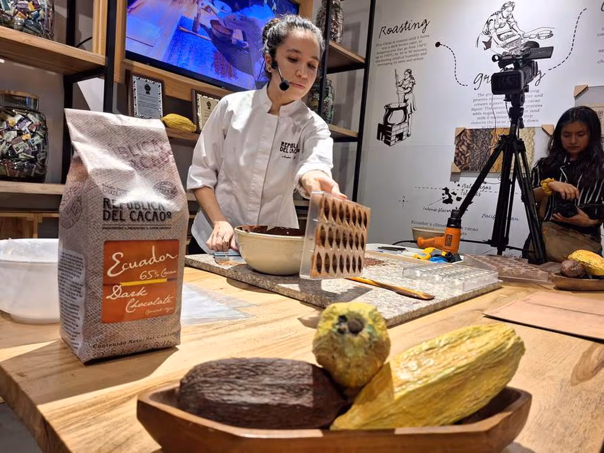 En el Centro Histórico de Quito, la Casa de Experiencias de República del Cacao (Museo del Cacao) y la de Paccari, Hotel Carlota y Hoja Verde realizaron demostraciones y catas de sus productos, frente a otros representantes de empresas B. Los protagonistas fueron el chocolate, las flores y el turismo. - Ladevi Medios y Soluciones En el Centro Histórico de Quito, la Casa de Experiencias de República del Cacao (Museo del Cacao) y la de Paccari, Hotel Carlota y Hoja Verde realizaron demostraciones y catas de sus productos, frente a otros representantes de empresas B. Los protagonistas fueron el chocolate, las flores y el turismo.
