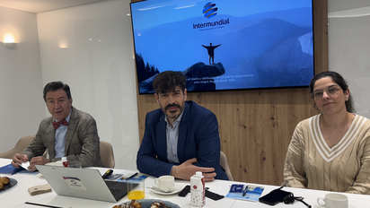 Manuel López, CEO de Intermundial y Grupo Atlantigo (izquierda); Juan Pérez, director de Servicios de Servisegur; y Gemma Bueno, CX & Quality Manager de Intermundial.