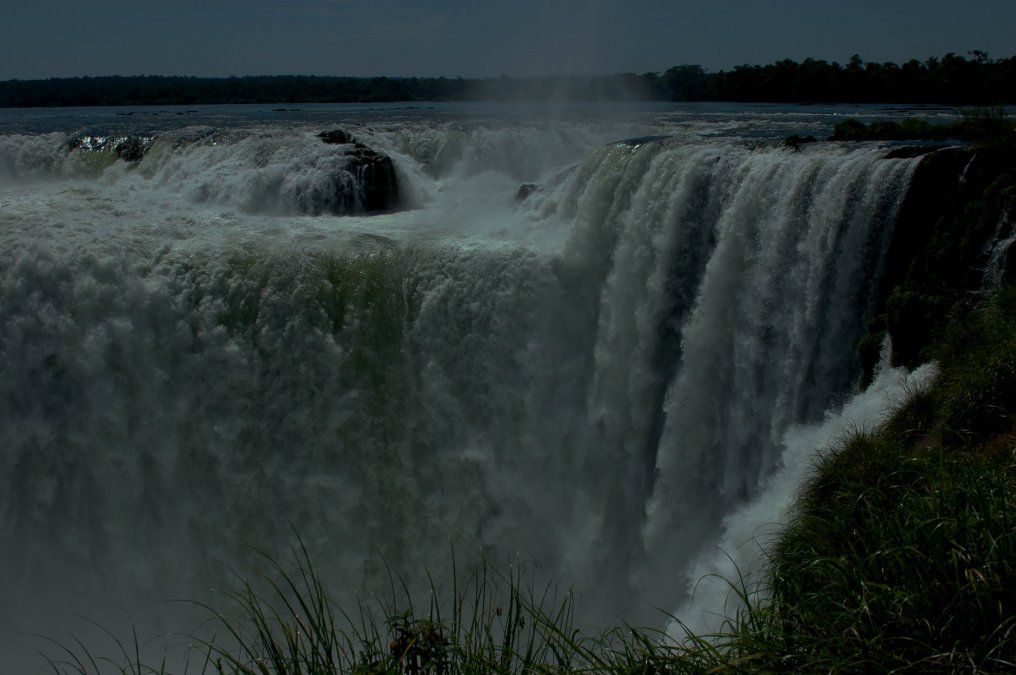 Cataratas del Iguazú ofrece una experiencia inolvidable: ver las cataratas a la luz de la luna llena.