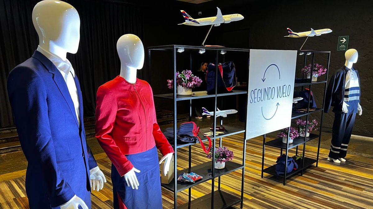Segundo Vuelo es una iniciativa de Latam Airlines consistente en reutilizar la ropa del personal para elaborar nuevos artículos de uso.