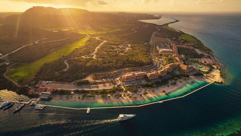 Programado para abrir el 14 de abril de 2022, hotel Sandals Royal Curazao está convenientemente ubicado a solo 24 km. del aeropuerto.