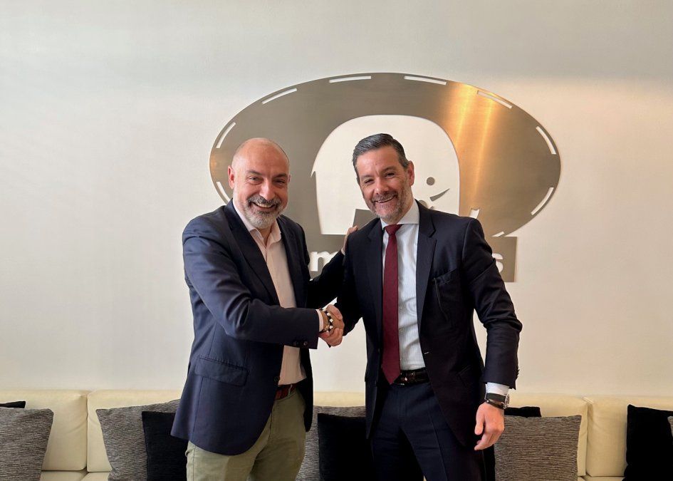 El conseller de Turismo del Consell de Mallorca, Andreu Serra, y el presidente de Green & Human, Ginés Martínez, durante la firma del acuerdo entre ambas partes.